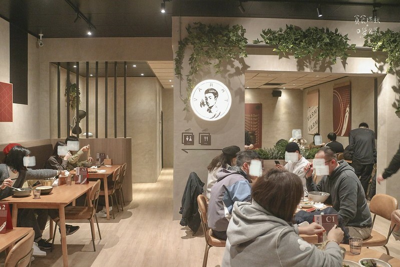 台中西區｜勤美商圈文青麵食專賣，香辣帶勁椒麻雞肉拌麵、酸辣泰式海鮮麵｜發愣吃VARMT (內有菜單)