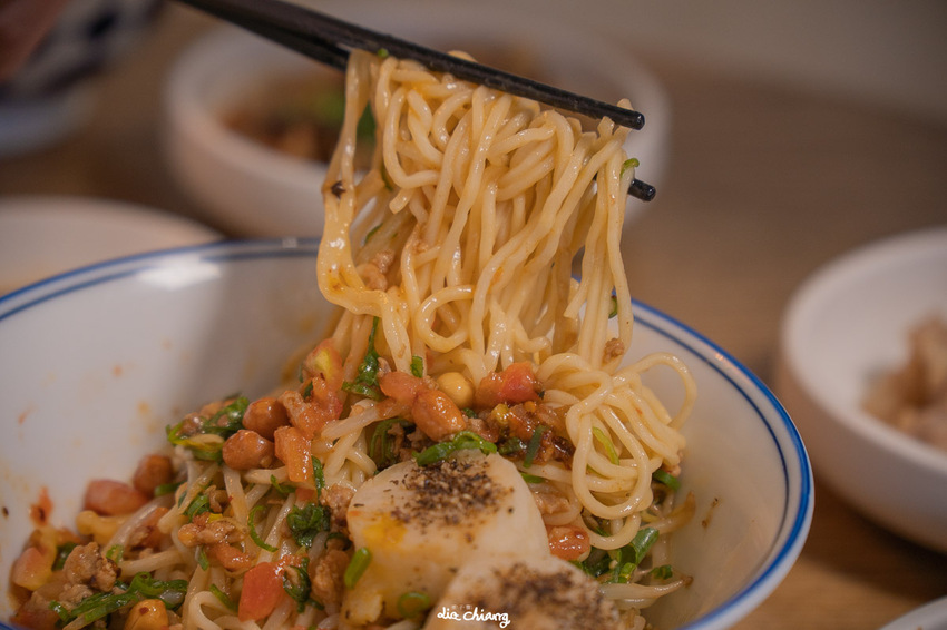 台中西區 發愣吃VARMT，模範街周邊文青麵店，可自行更換配菜、辣度，自由度很高。