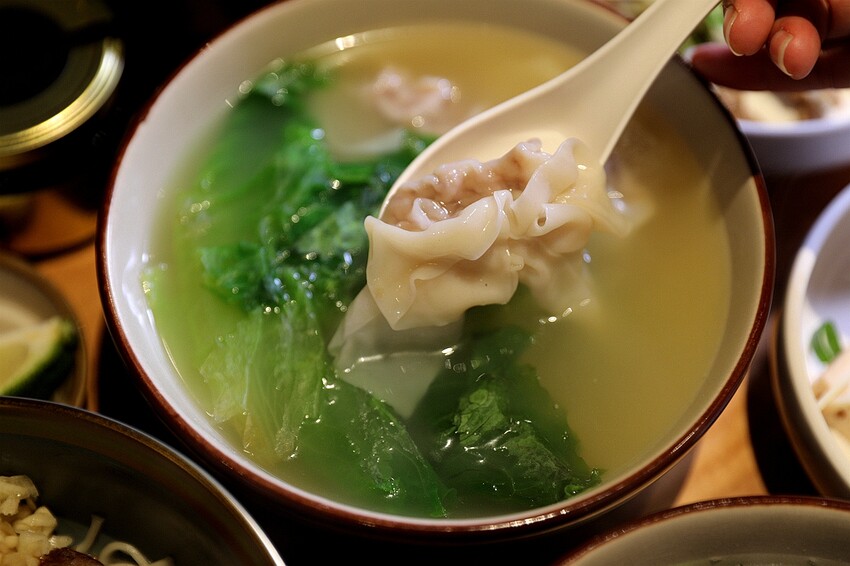 文青風麻辣乾拌麵館必朝聖!招牌蒜辣鮮蚵麵一吃入魂 讓人停不了筷子|發愣吃VARMT(台中西區美食)