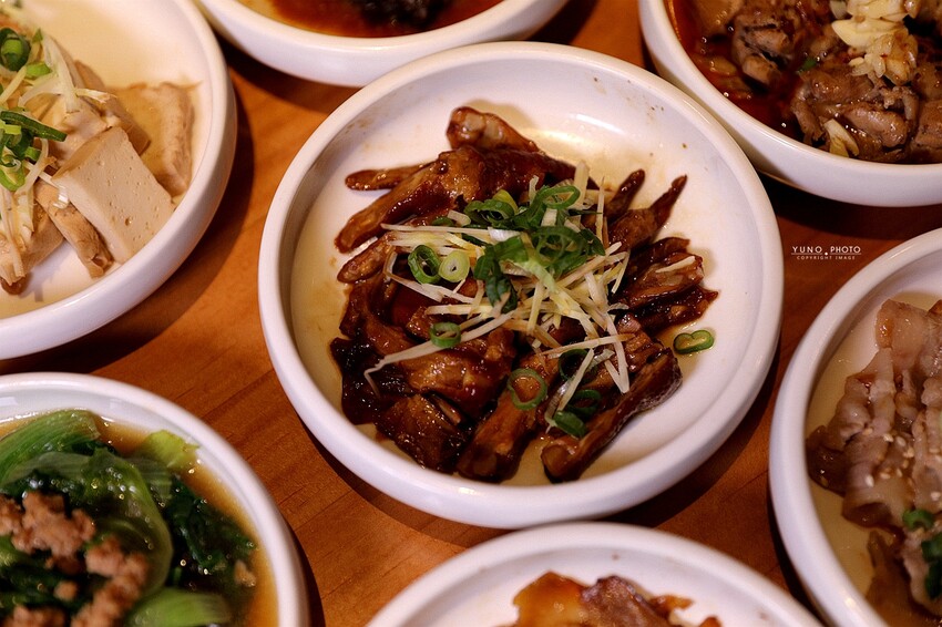 文青風麻辣乾拌麵館必朝聖!招牌蒜辣鮮蚵麵一吃入魂 讓人停不了筷子|發愣吃VARMT(台中西區美食)