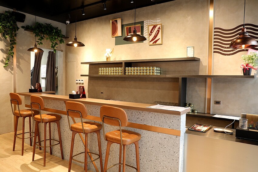 文青風麻辣乾拌麵館必朝聖!招牌蒜辣鮮蚵麵一吃入魂 讓人停不了筷子|發愣吃VARMT(台中西區美食)