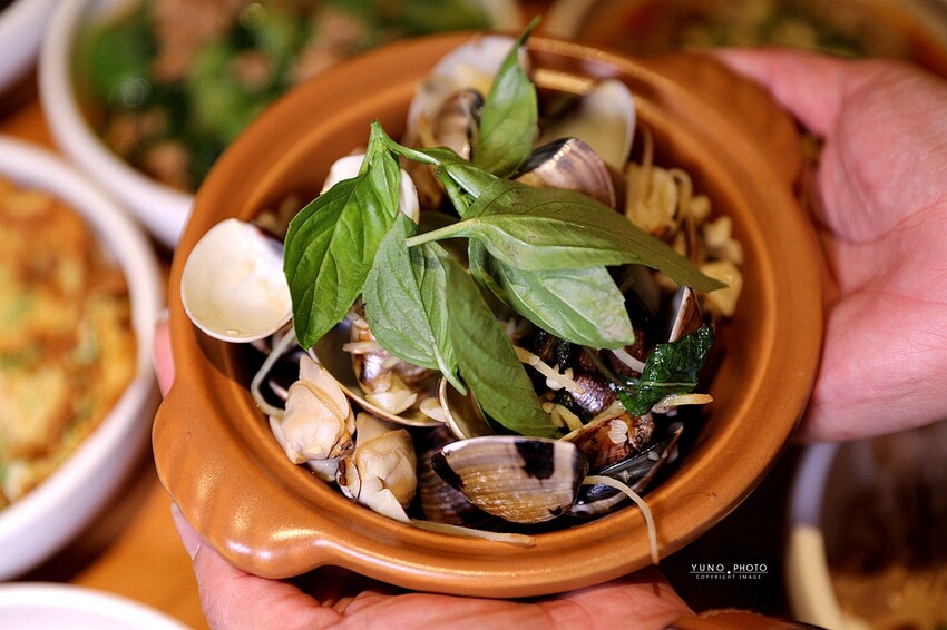 文青風麻辣乾拌麵館必朝聖!招牌蒜辣鮮蚵麵一吃入魂 讓人停不了筷子|發愣吃VARMT(台中西區美食)