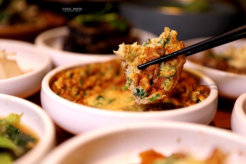 文青風麻辣乾拌麵館必朝聖!招牌蒜辣鮮蚵麵一吃入魂 讓人停不了筷子|發愣吃VARMT(台中西區美食)