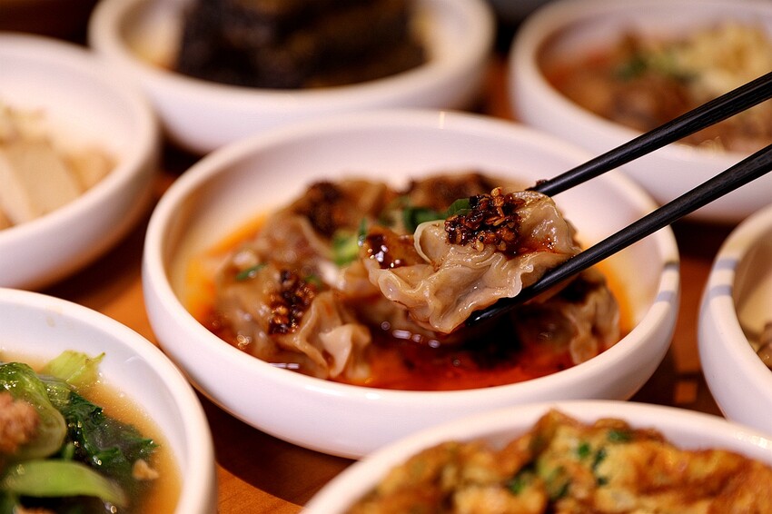 文青風麻辣乾拌麵館必朝聖!招牌蒜辣鮮蚵麵一吃入魂 讓人停不了筷子|發愣吃VARMT(台中西區美食)