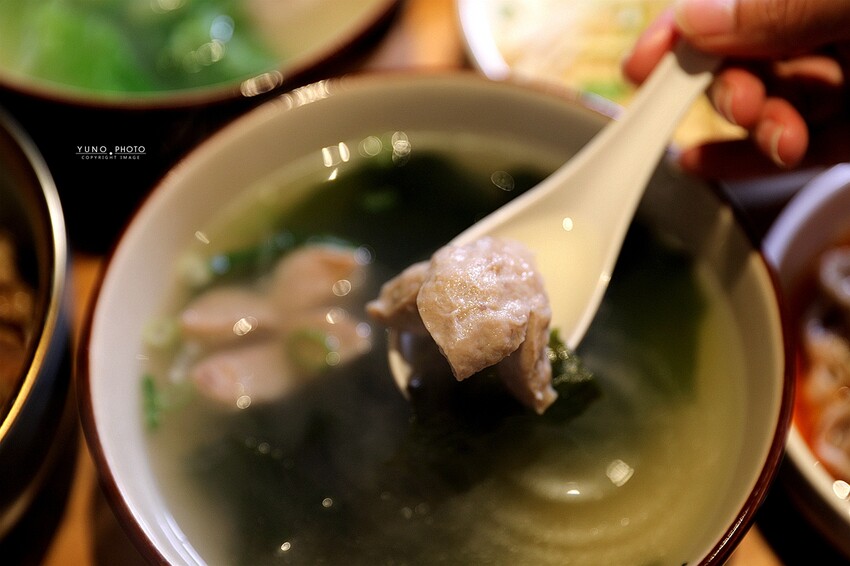 文青風麻辣乾拌麵館必朝聖!招牌蒜辣鮮蚵麵一吃入魂 讓人停不了筷子|發愣吃VARMT(台中西區美食)