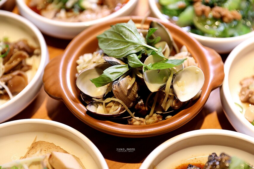 文青風麻辣乾拌麵館必朝聖!招牌蒜辣鮮蚵麵一吃入魂 讓人停不了筷子|發愣吃VARMT(台中西區美食)