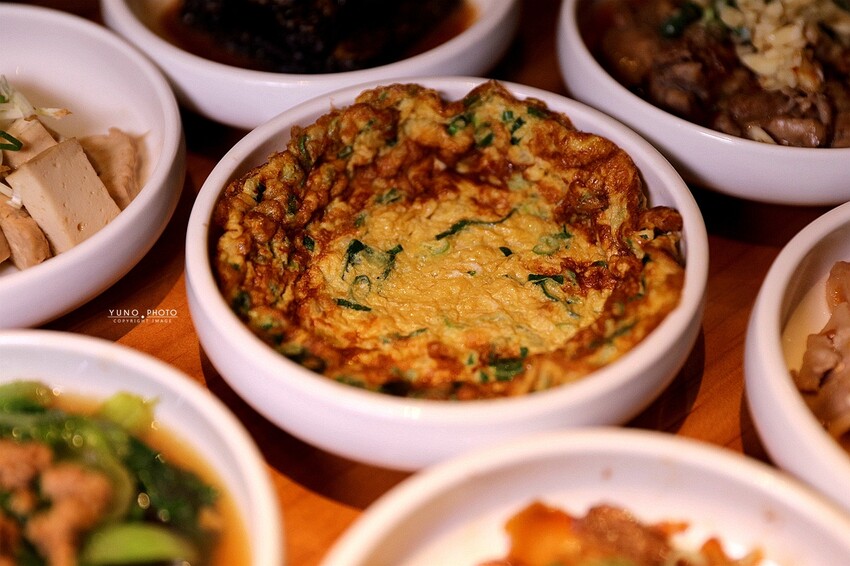 文青風麻辣乾拌麵館必朝聖!招牌蒜辣鮮蚵麵一吃入魂 讓人停不了筷子|發愣吃VARMT(台中西區美食)