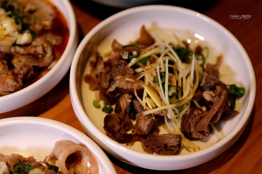 文青風麻辣乾拌麵館必朝聖!招牌蒜辣鮮蚵麵一吃入魂 讓人停不了筷子|發愣吃VARMT(台中西區美食)