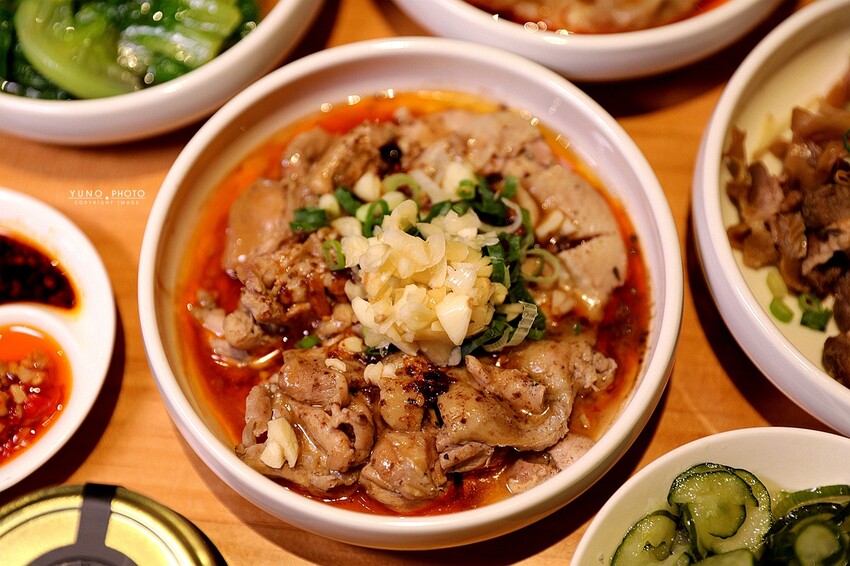 文青風麻辣乾拌麵館必朝聖!招牌蒜辣鮮蚵麵一吃入魂 讓人停不了筷子|發愣吃VARMT(台中西區美食)