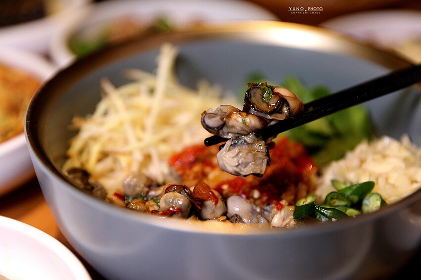 文青風麻辣乾拌麵館必朝聖!招牌蒜辣鮮蚵麵一吃入魂 讓人停不了筷子|發愣吃VARMT(台中西區美食)