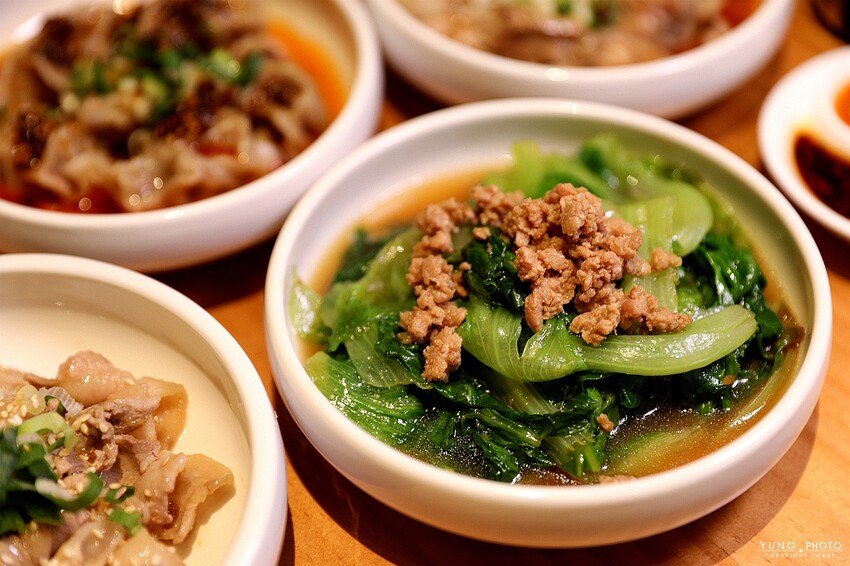 文青風麻辣乾拌麵館必朝聖!招牌蒜辣鮮蚵麵一吃入魂 讓人停不了筷子|發愣吃VARMT(台中西區美食)