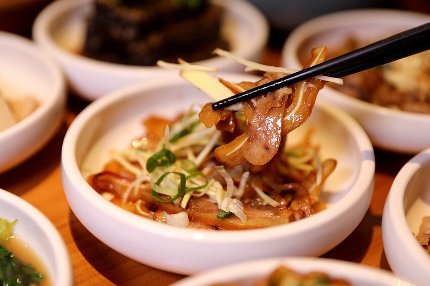 文青風麻辣乾拌麵館必朝聖!招牌蒜辣鮮蚵麵一吃入魂 讓人停不了筷子|發愣吃VARMT(台中西區美食)