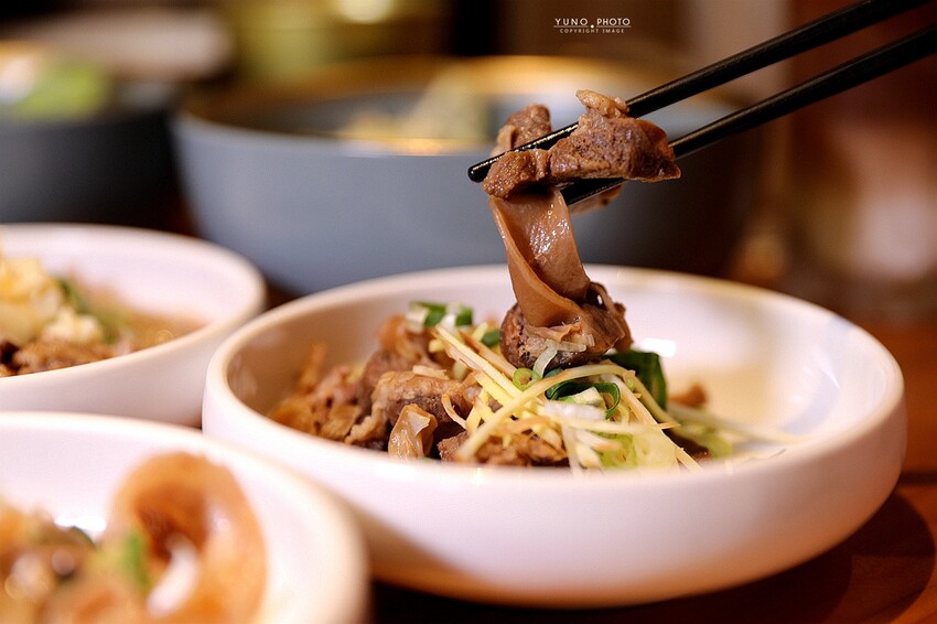 文青風麻辣乾拌麵館必朝聖!招牌蒜辣鮮蚵麵一吃入魂 讓人停不了筷子|發愣吃VARMT(台中西區美食)