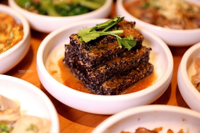 文青風麻辣乾拌麵館必朝聖!招牌蒜辣鮮蚵麵一吃入魂 讓人停不了筷子|發愣吃VARMT(台中西區美食)