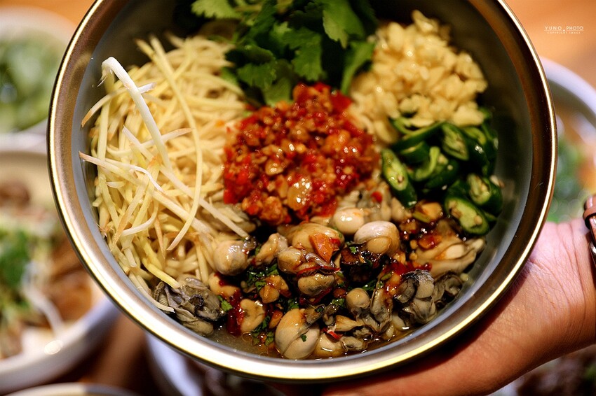 文青風麻辣乾拌麵館必朝聖!招牌蒜辣鮮蚵麵一吃入魂 讓人停不了筷子|發愣吃VARMT(台中西區美食)