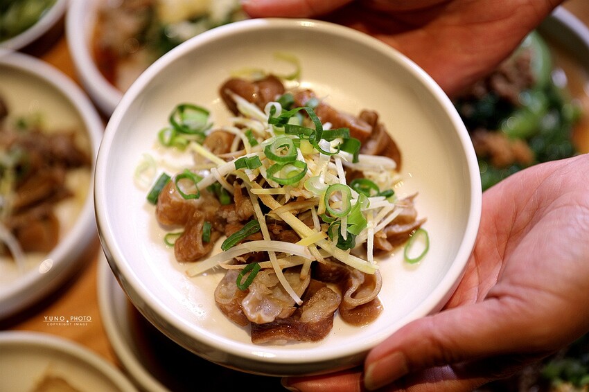 文青風麻辣乾拌麵館必朝聖!招牌蒜辣鮮蚵麵一吃入魂 讓人停不了筷子|發愣吃VARMT(台中西區美食)