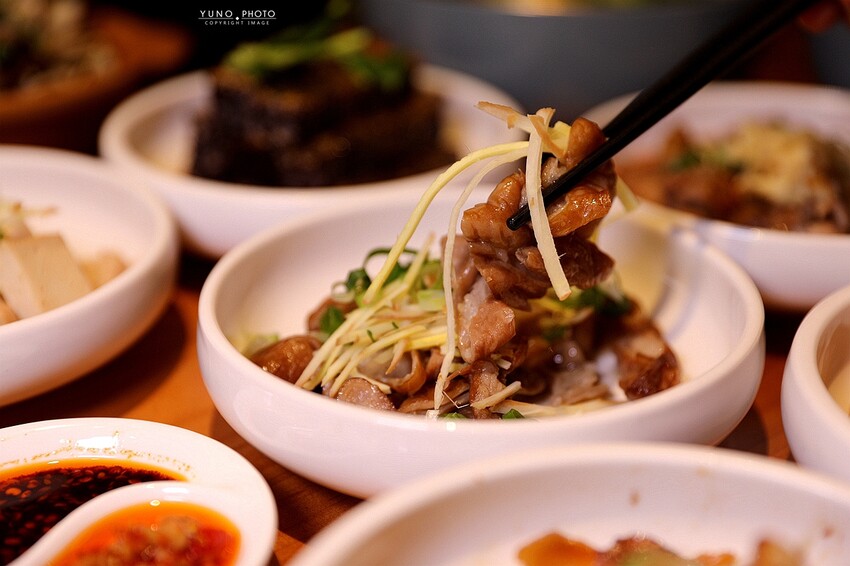 文青風麻辣乾拌麵館必朝聖!招牌蒜辣鮮蚵麵一吃入魂 讓人停不了筷子|發愣吃VARMT(台中西區美食)