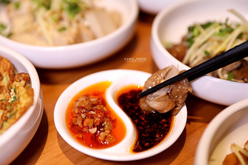 文青風麻辣乾拌麵館必朝聖!招牌蒜辣鮮蚵麵一吃入魂 讓人停不了筷子|發愣吃VARMT(台中西區美食)