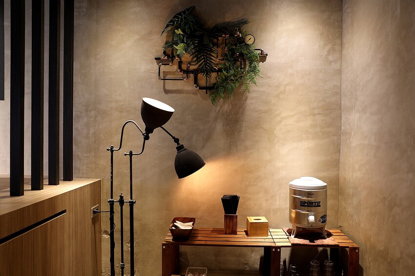 文青風麻辣乾拌麵館必朝聖!招牌蒜辣鮮蚵麵一吃入魂 讓人停不了筷子|發愣吃VARMT(台中西區美食)