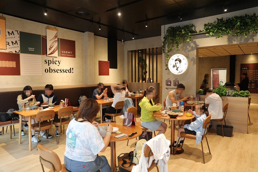 文青風麻辣乾拌麵館必朝聖!招牌蒜辣鮮蚵麵一吃入魂 讓人停不了筷子|發愣吃VARMT(台中西區美食)