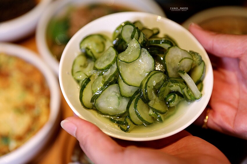 文青風麻辣乾拌麵館必朝聖!招牌蒜辣鮮蚵麵一吃入魂 讓人停不了筷子|發愣吃VARMT(台中西區美食)