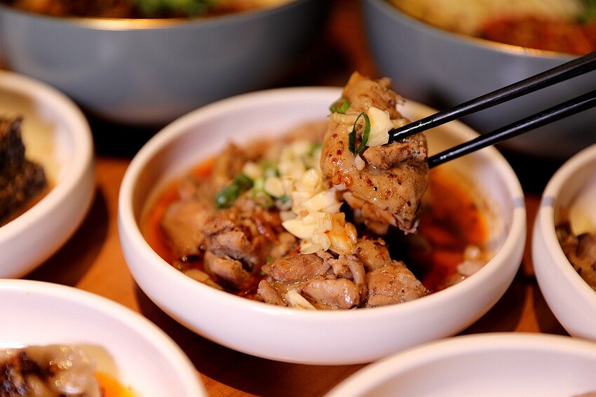 文青風麻辣乾拌麵館必朝聖!招牌蒜辣鮮蚵麵一吃入魂 讓人停不了筷子|發愣吃VARMT(台中西區美食)