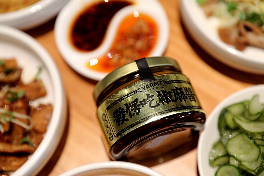 文青風麻辣乾拌麵館必朝聖!招牌蒜辣鮮蚵麵一吃入魂 讓人停不了筷子|發愣吃VARMT(台中西區美食)