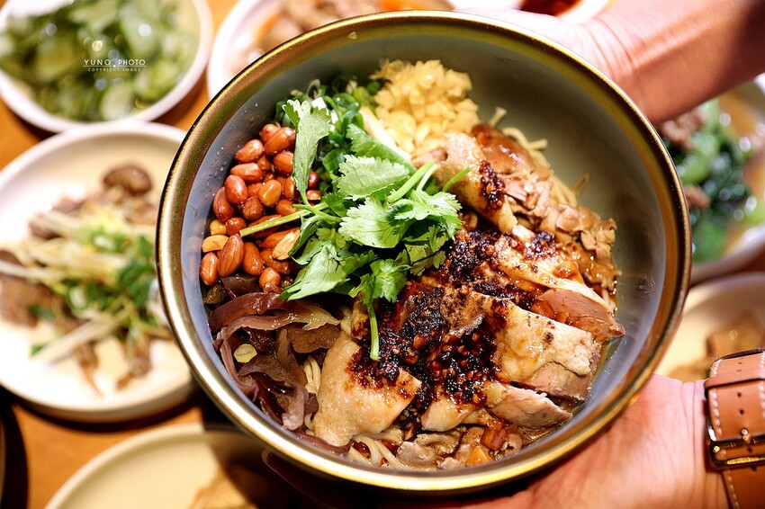 文青風麻辣乾拌麵館必朝聖!招牌蒜辣鮮蚵麵一吃入魂 讓人停不了筷子|發愣吃VARMT(台中西區美食)