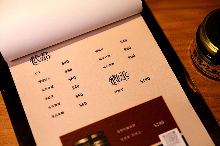 文青風麻辣乾拌麵館必朝聖!招牌蒜辣鮮蚵麵一吃入魂 讓人停不了筷子|發愣吃VARMT(台中西區美食)