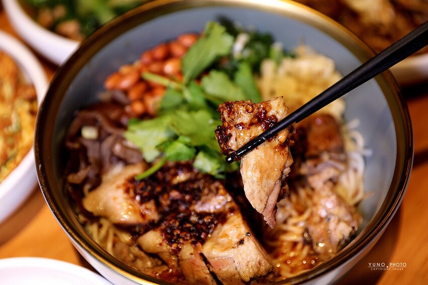 文青風麻辣乾拌麵館必朝聖!招牌蒜辣鮮蚵麵一吃入魂 讓人停不了筷子|發愣吃VARMT(台中西區美食)