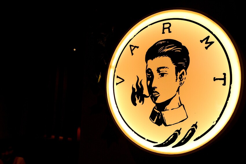 文青風麻辣乾拌麵館必朝聖!招牌蒜辣鮮蚵麵一吃入魂 讓人停不了筷子|發愣吃VARMT(台中西區美食)