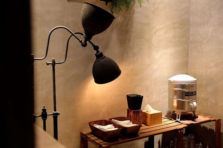 文青風麻辣乾拌麵館必朝聖!招牌蒜辣鮮蚵麵一吃入魂 讓人停不了筷子|發愣吃VARMT(台中西區美食)