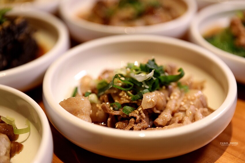 文青風麻辣乾拌麵館必朝聖!招牌蒜辣鮮蚵麵一吃入魂 讓人停不了筷子|發愣吃VARMT(台中西區美食)