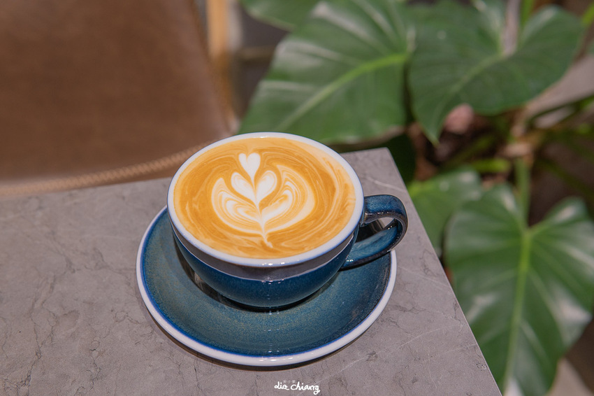 台中西屯區Stockie Cafe咖啡，精明路植栽系咖啡廳，內部清水模與舊窗框交織，很美很好拍照。