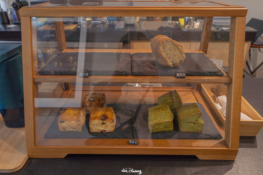 台中西屯區Stockie Cafe咖啡，精明路植栽系咖啡廳，內部清水模與舊窗框交織，很美很好拍照。