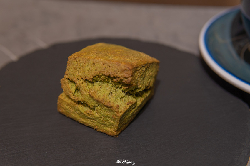 台中西屯區Stockie Cafe咖啡，精明路植栽系咖啡廳，內部清水模與舊窗框交織，很美很好拍照。