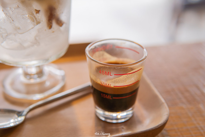 台中西區咖啡 Roundabout Café 圓環咖啡,平日午茶時段200元就有甜點加飲料的超值優惠。