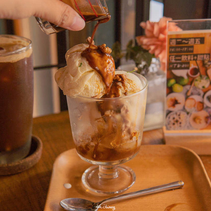 台中西區咖啡 Roundabout Café 圓環咖啡,平日午茶時段200元就有甜點加飲料的超值優惠。