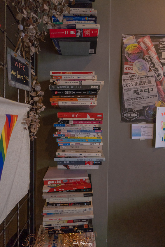 台中西區咖啡 Roundabout Café 圓環咖啡,平日午茶時段200元就有甜點加飲料的超值優惠。