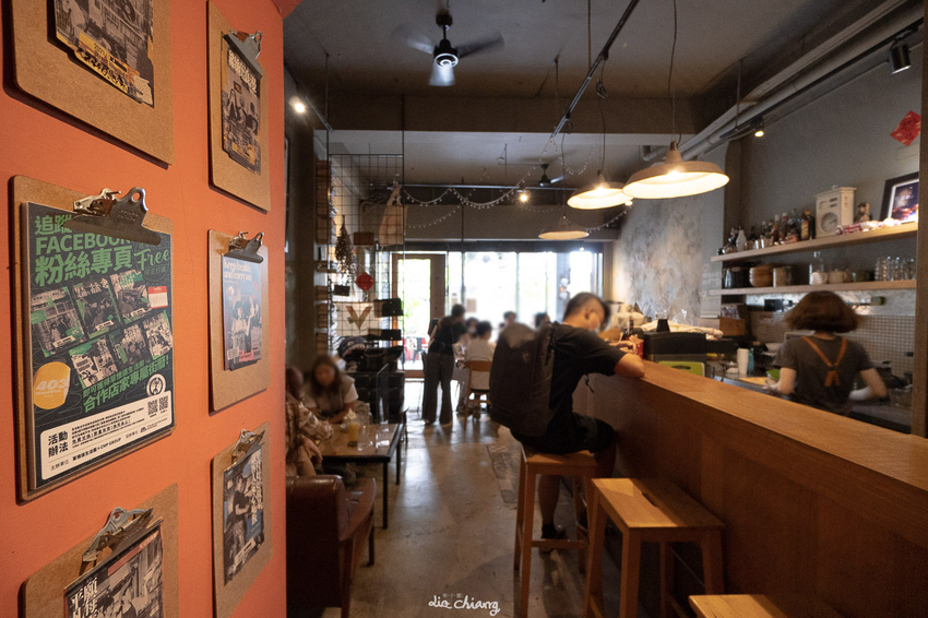 台中西區咖啡 Roundabout Café 圓環咖啡,平日午茶時段200元就有甜點加飲料的超值優惠。