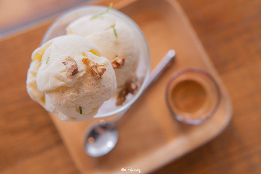 台中西區咖啡 Roundabout Café 圓環咖啡,平日午茶時段200元就有甜點加飲料的超值優惠。