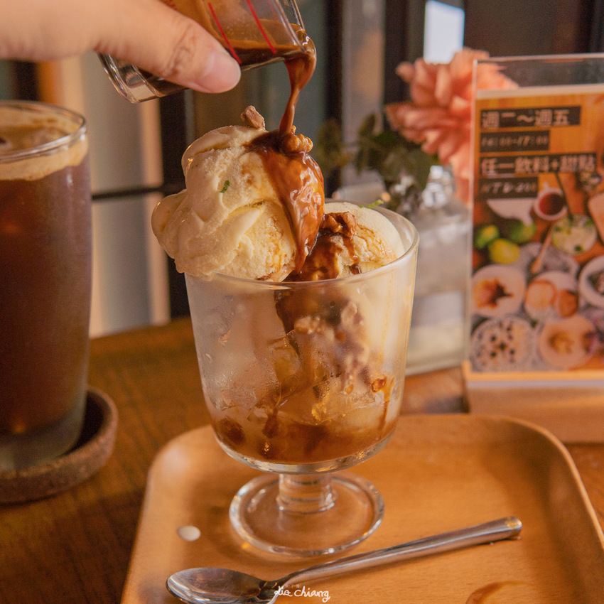 台中西區咖啡 Roundabout Café 圓環咖啡,平日午茶時段200元就有甜點加飲料的超值優惠。