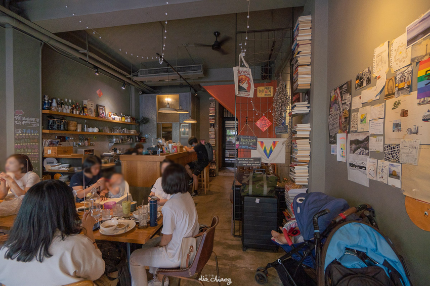 台中西區咖啡 Roundabout Café 圓環咖啡,平日午茶時段200元就有甜點加飲料的超值優惠。