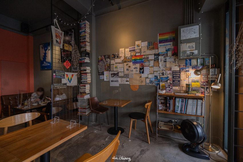 台中西區咖啡 Roundabout Café 圓環咖啡,平日午茶時段200元就有甜點加飲料的超值優惠。