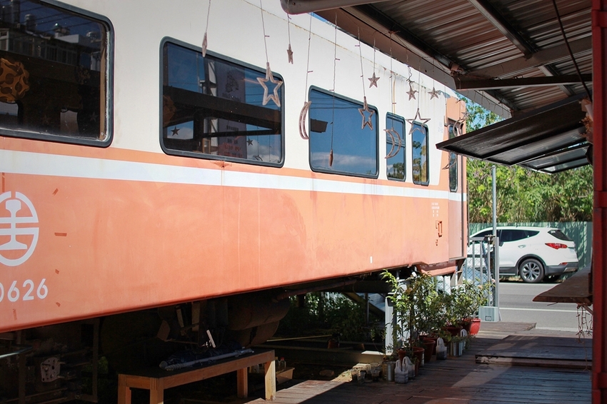 桃園景觀餐廳/龍潭路帝斯美式餐廳,龍潭唯一的火車主體餐廳,火車迷快朝聖吧! - Ann‧榜哥‧生活事務所
