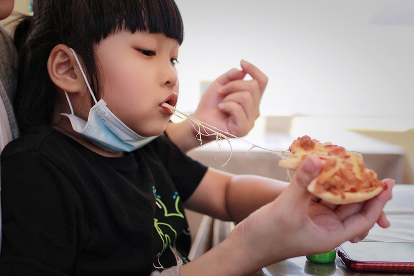 桃園景觀餐廳/龍潭路帝斯美式餐廳,龍潭唯一的火車主體餐廳,火車迷快朝聖吧! - Ann‧榜哥‧生活事務所