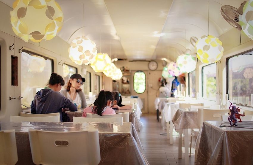桃園景觀餐廳/龍潭路帝斯美式餐廳,龍潭唯一的火車主體餐廳,火車迷快朝聖吧! - Ann‧榜哥‧生活事務所