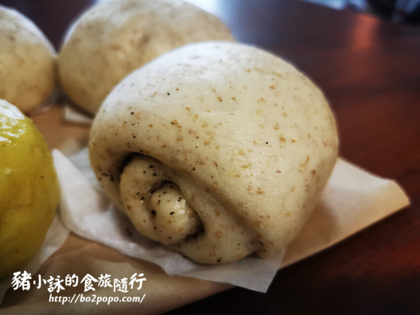 南投。水里》冒煙的饅頭店 。灶火柴燒、老麵發酵的樸質饅頭