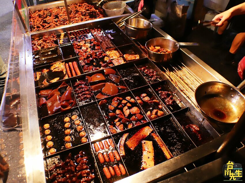 台南滷味／只有夜市吃得到／飄香20多年／在地人從小吃到大／當天備料現滷不賣隔夜貨／每日限量晚來吃不到