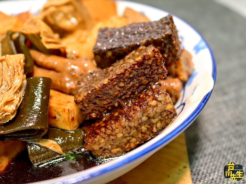 台南滷味／只有夜市吃得到／飄香20多年／在地人從小吃到大／當天備料現滷不賣隔夜貨／每日限量晚來吃不到